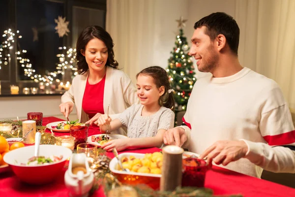 Mutlu bir aile evde Noel yemeği yiyor. — Stok fotoğraf