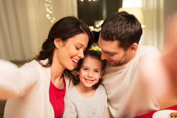 Gelukkig familie nemen selfie met kerst — Stockfoto