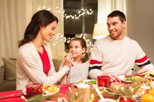 집에서 크리스마스 저녁 식사를 하는 행복 한 가족 — 스톡 사진