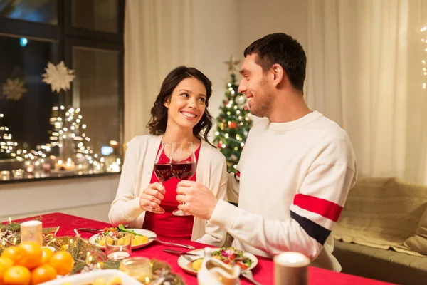 Boldog pár iszik vörösbort a karácsonyi vacsorán — Stock Fotó