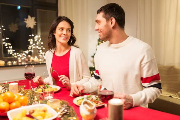 Glückliches Paar isst beim Weihnachtsessen — Stockfoto