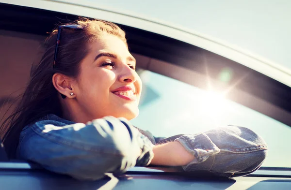 Felice ragazza adolescente o giovane donna in auto — Foto Stock