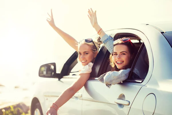 Boldog tizenéves lányok, vagy nők, az autó a tengerparton — Stock Fotó