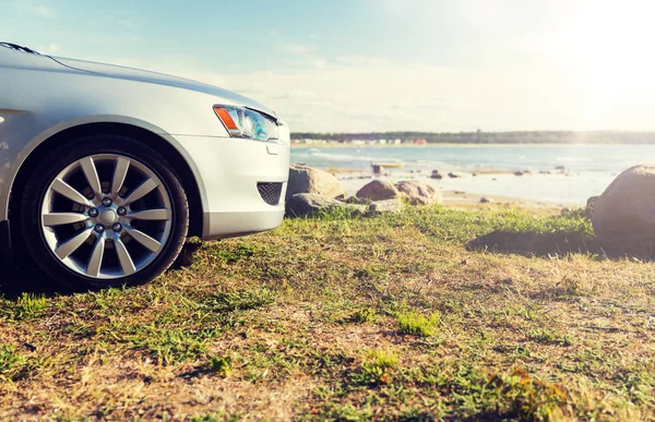 Primer plano del coche aparcado en la orilla del mar o la playa — Foto de Stock