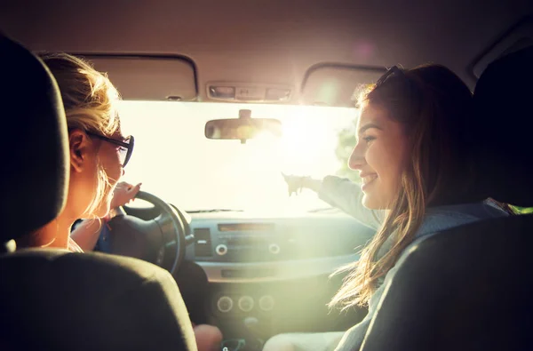 Glückliche Teenager-Mädchen oder Frauen im Auto am Meer — Stockfoto