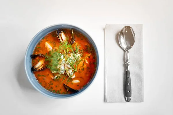 Tenger gyümölcsei leves hal és kék kagyló tál — Stock Fotó