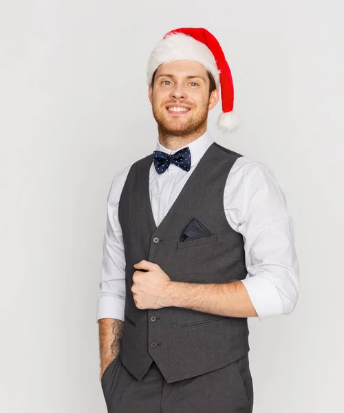 Hombre feliz en sombrero de santa y traje en Navidad —  Fotos de Stock