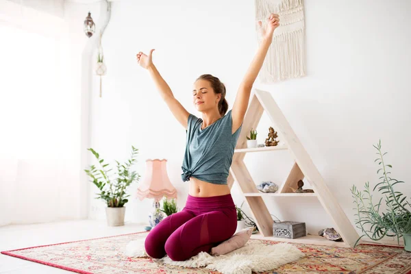 Mujer meditando en el estudio de yoga — Foto de Stock