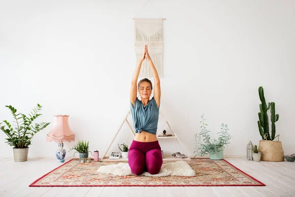 Yoga stüdyosunda meditasyon yapan kadın. — Stok fotoğraf