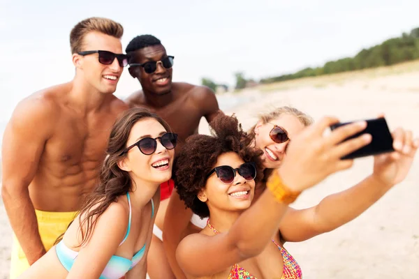 Amigos felizes tomando selfie na praia de verão — Fotografia de Stock