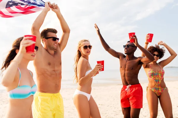 Friends at american independence day beach party — Stock Photo, Image