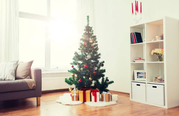 Árbol de Navidad artificial y regalos en casa — Foto de Stock