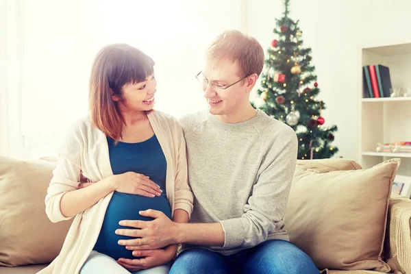 Schwangere Frau mit Mann zu Weihnachten zu Hause — Stockfoto