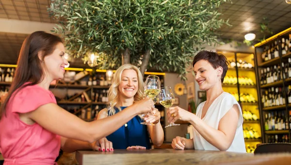 Šťastné ženy pití vína v baru nebo restauraci — Stock fotografie