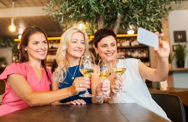 Γυναίκες που λαμβάνοντας αυτοπορτρέτα με smartphone στο μπαρ κρασιού — Φωτογραφία Αρχείου