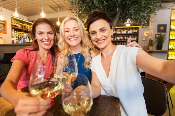 Kvinnor som tar selfie i vinbaren — Stockfoto