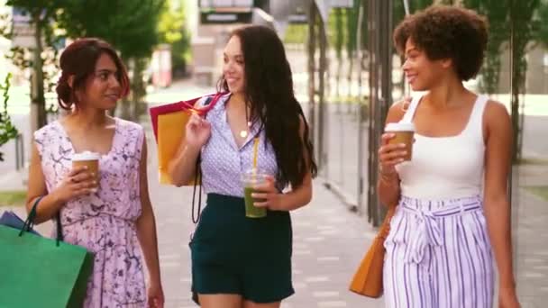 Mujeres con bolsas de compras y bebidas en la ciudad — Vídeo de stock