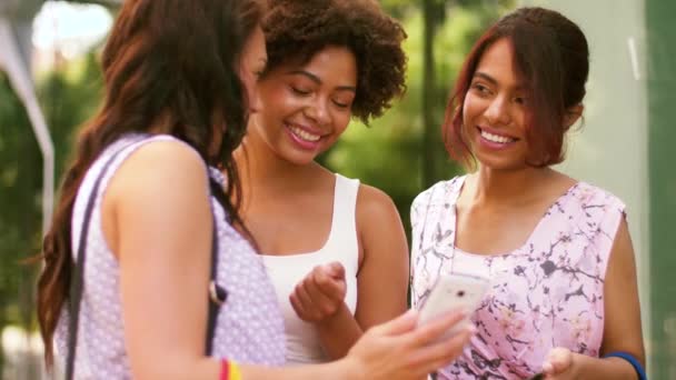 Frauen mit Smartphones und Einkaufstaschen in der Stadt — Stockvideo