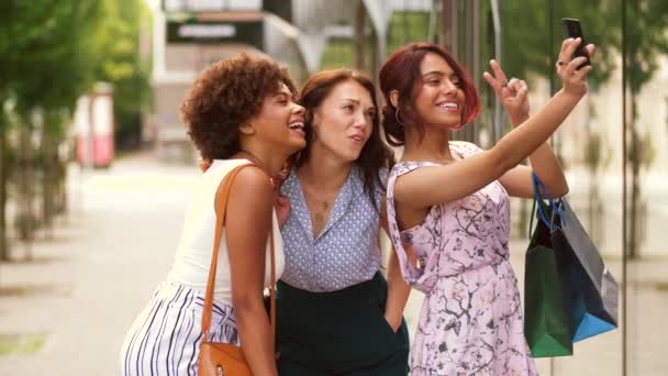 Alışveriş torbalı kadınlar şehirde selfie çekiyor. — Stok video