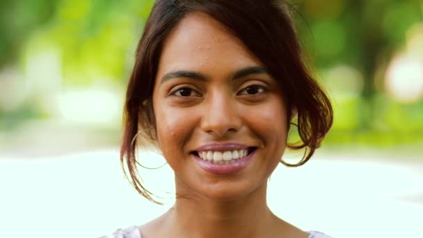 Portrait de femme indienne souriante heureuse en plein air — Video