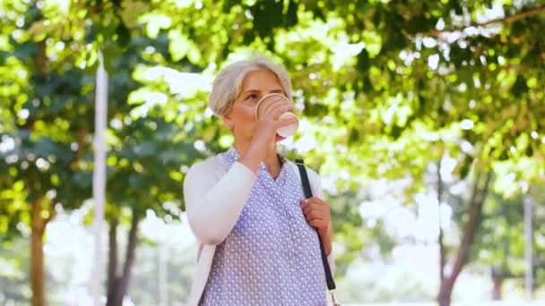 Donna anziana che beve caffè al parco — Video Stock