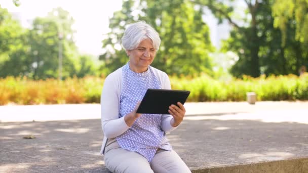 Idős nő tabletta pc a nyári parkban — Stock videók