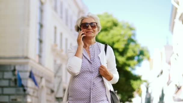 Senior dame op smartphone in stad — Stockvideo