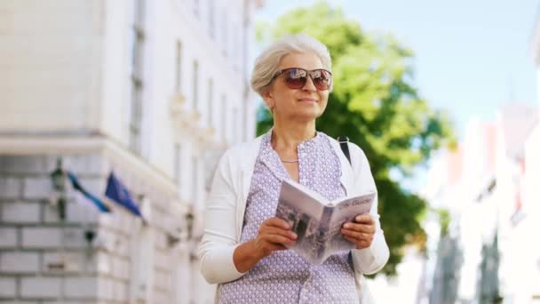 Femme âgée ou promenade touristique avec guide de la ville — Video