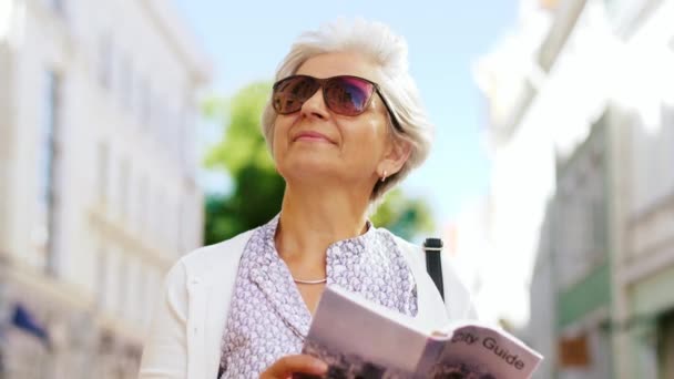 Mujer mayor o turista caminando con guía de la ciudad — Vídeo de stock