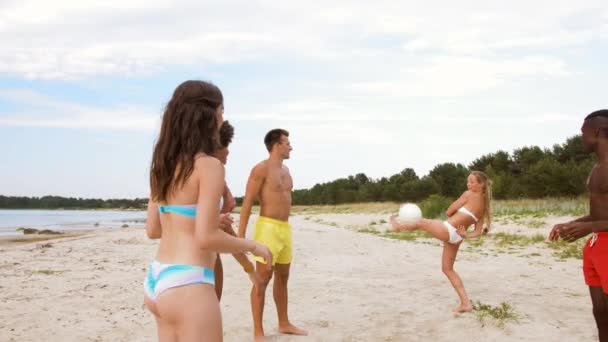 Ευτυχισμένος φίλους που παίζουν μπάλα σε παραλία το καλοκαίρι — Αρχείο Βίντεο