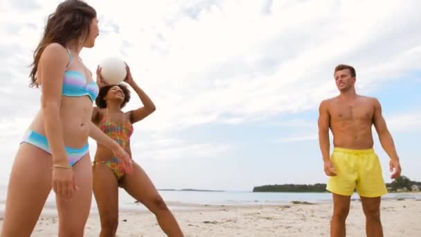 Amis heureux jouant au ballon sur la plage d'été — Video