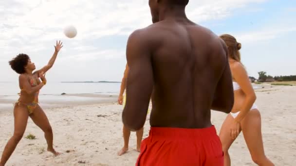 Happy vrienden spelen bal op zomer-strand — Stockvideo