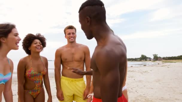 Happy vrienden maken hoge vijf op zomer-strand — Stockvideo