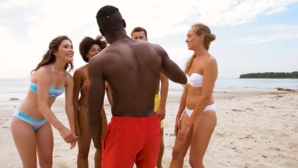 Amigos felizes fazendo alta cinco na praia de verão — Vídeo de Stock