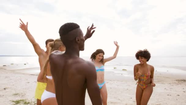 Happy přátelé tance na letní plážové párty — Stock video