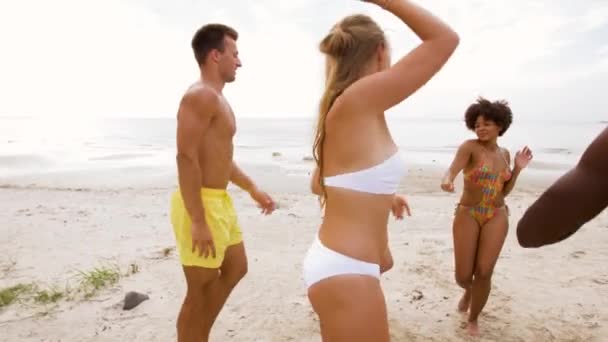 Щасливі друзі танцюють на літній пляжній вечірці — стокове відео
