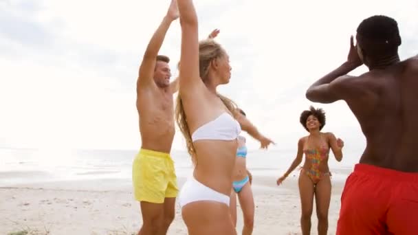 Glückliche Freunde tanzen bei sommerlicher Strandparty — Stockvideo