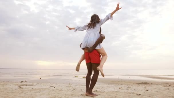 Счастливая пара веселится на летнем пляже — стоковое видео
