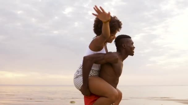 Feliz pareja divirtiéndose en verano playa — Vídeos de Stock