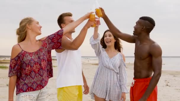 Amigos clinking bebidas no alcohólicas en la playa — Vídeos de Stock