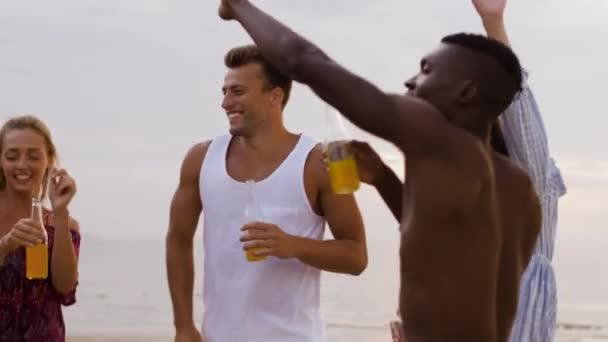 Щасливі друзі танцюють на літній пляжній вечірці — стокове відео