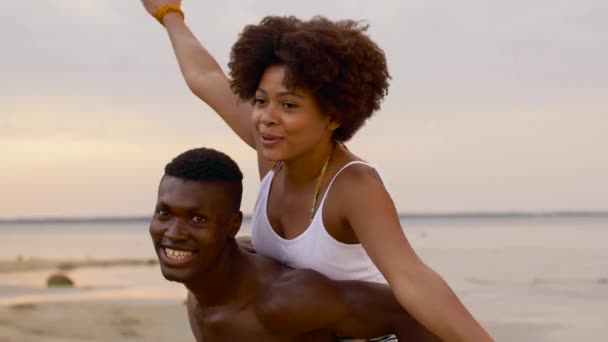 Щаслива пара розважається на літньому пляжі — стокове відео