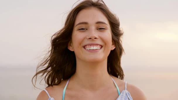 Портрет щасливої молодої жінки на відкритому повітрі — стокове відео