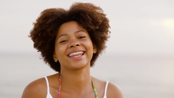 Ευτυχισμένος αφρικανική αμερικανική νεαρή γυναίκα σε εξωτερικούς χώρους — Αρχείο Βίντεο