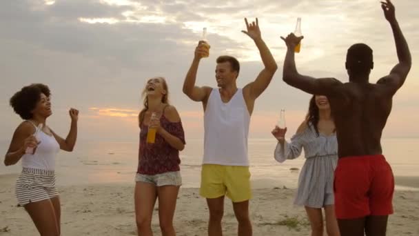 Happy vrienden dansen op zomer strand partij — Stockvideo