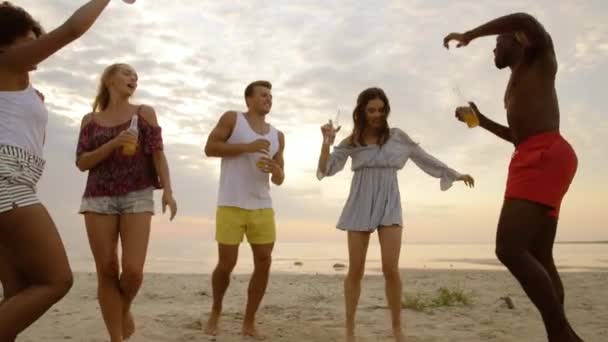 Счастливые друзья танцуют на летней пляжной вечеринке — стоковое видео