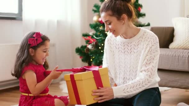 Μητέρα και κόρη με το δώρο Χριστουγέννων στο σπίτι — Αρχείο Βίντεο