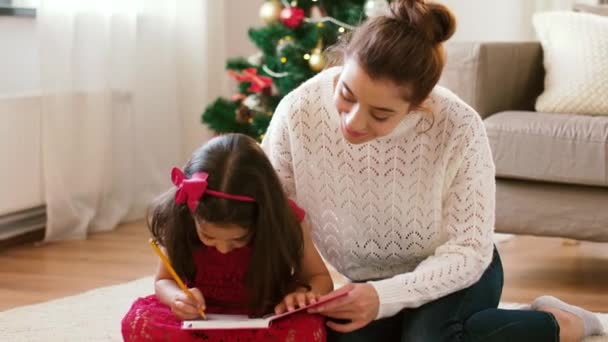 母亲和女儿在圣诞节与笔记本 — 图库视频影像