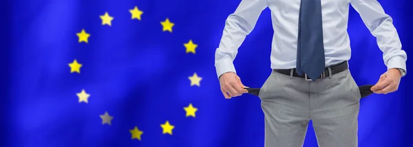 Zakenman toont zakken over vlag Europese Unie — Stockfoto