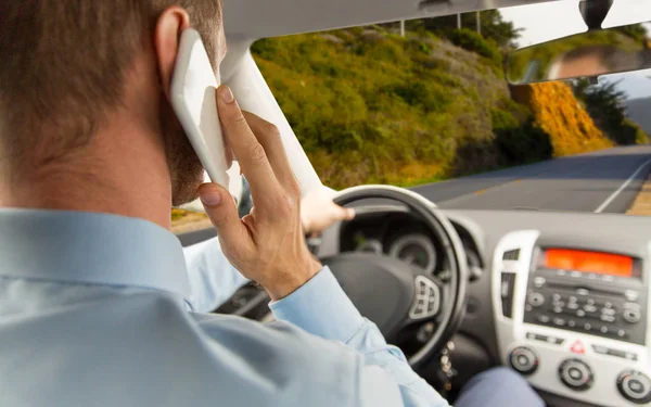 Empresário chamando no smartphone e carro de condução — Fotografia de Stock